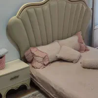 تخت خواب ۲نفره همراه با تشک و۲پاتختی و روتختی