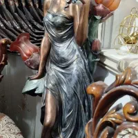 مجسمه کنار سالنی