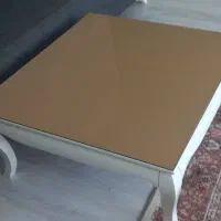 میز بزرگ جلو مبلی مربع شکل