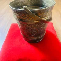 سطل برنجی و‌ قاب مسی و فانوس نفتی و‌ تابلو قدیمی