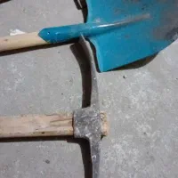 دوعدد بیل و کلنگ