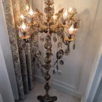 فروش لوستر ایستاده کنار سالنی و میز خاطره