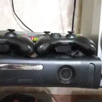 چند عدد وسایل موتور سیکلت و دستگاه بازی