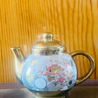 ست قوری و فنجان گلدار با طرح سنتی و آبکاری طلایی