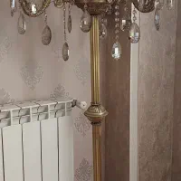 آباژور ایستاده (کنار سالنی) و شمعدان با طرح لاله