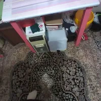 یه میز تحریر کوچک به رنگ صورتی
