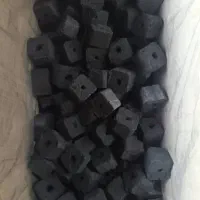 یک نفر کارگر افغانی برای برش زغال