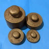 چهار عدد وزنه برنجی و ۲ عدد کاسه ترازو قدیمی