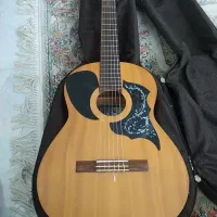 یک عدد گیتار کاملاً سالم وبدون ایراد و دست ساز