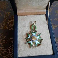 ۴ عدد مدال و نشان تاج و خدمت و کشتی و جمشید