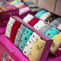 فروشنده خانم لباس زیر