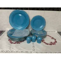 شش عدد بشقاب پلویی و‌شش عدد پیش دستی وسه نمکدان