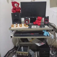 کامپیوتر و میز