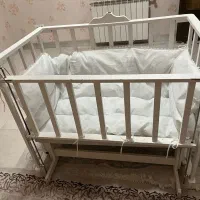 تخت کنار مادر و گهواره شو
