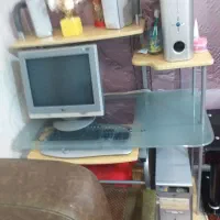 کامپیوتر خانگی با میز و صندلی چرخدار