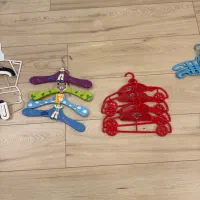 تعدادی چوب لباسی کودک