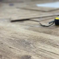 نصب قرنیز چمنمصنوعی پارکت کفپوش ماربلشیت چوبپلاست