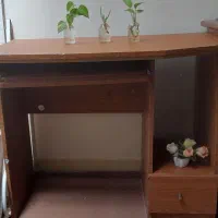 میز تحریر و کامپیوتر