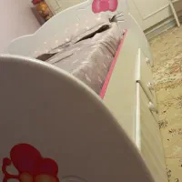 تخت وکمد ژیک(طرح کیتی)کاملا سالم درحدنو|تخت و سرویس خواب|همدان, |دیوار