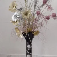 گلدان همراه با گل