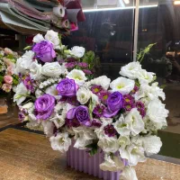 فروشنده مجرب در گلفروشی