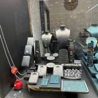 ویترین و مانکن مغازه طلا فروشی