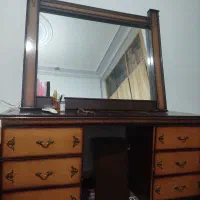 تخت دو نفره و میز کشو دار کنار تخت میز آینه وصندلی