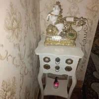 تلفن به همراه میزش