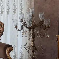 لوستر ایستاده ی کنار سالنی