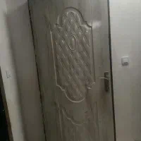 درب چوبی همراه با چهارچوب فلزی