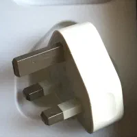 شارژر آیفون  فابریک و اصلی   نو میباشد 5w