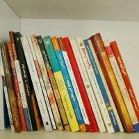مجموعه‌ای ارزشمند از پنجاه جلد کتاب نو و دست دوم