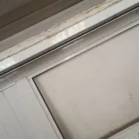 تعدادی در اطاق با چهارچوب ودرکمددیواری ودرفلزی