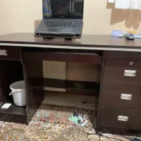 میز کار و کامپیوتر