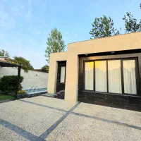 ویلایی-گرم-و-مدرن-با-متریال-درخشان-و-استخر-مجهز