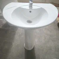 دو سینک دستشویی با شیرآلات