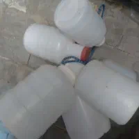 تعدادی دبه و۳عدد سطل