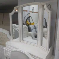 یک تخت و میز آرایش یک دونه پاتختی