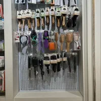 تعدادی قفسه ی پانچی فلزی و هنگر دار چوبی|فروشگاه و مغازه|تهران, زعفرانیه|دیوار