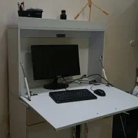 میز تحریر و کامپیوتر