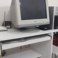 میز کامپیوتر همراه با کامپیوتر وکیس و...