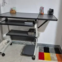 میز تحریر و کامپیوتر