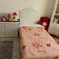 تخت بچه وتشک روتختی کنار تخت