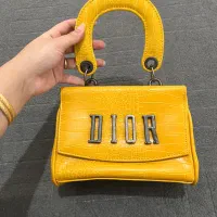 تعدادی کیف|کیف، کفش، کمربند|دورود, |دیوار