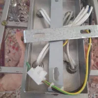 لوستر چهار شاخه، کاملا سالم، با دو لامپ سالم|لوستر و چراغ آویز|رشت, چله خانه|دیوار