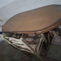 میز و صندلی و تعدای فرش
