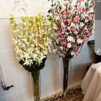 گل مصنوعی و گلدان شیشه ای