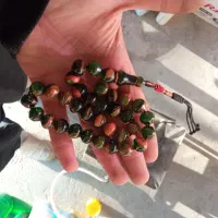 تسبیح کهربا و سندلوس. دو پوست 7عدد . روانسر|کلکسیون اشیاء عتیقه|جوانرود, |دیوار