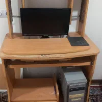 کامپیوتر همراه با میز