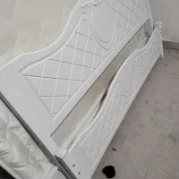 تخت دونفره به همراه تشک سفید